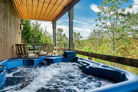 Spectacular Lake Cabin! Sleeps 14, Private Lake Access and Dock, Hot Tub, Free Parking! Cabin in Douglas Lake