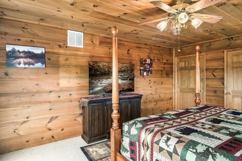 Spectacular Lake Cabin! Sleeps 14, Private Lake Access and Dock, Hot Tub, Free Parking! Cabin in Douglas Lake