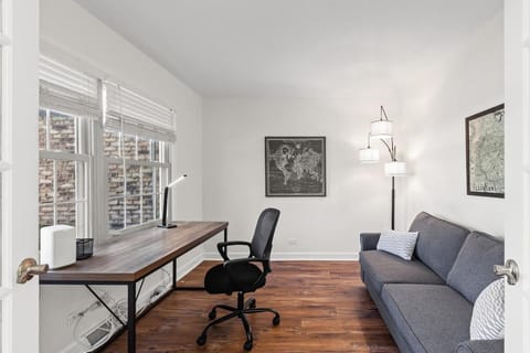 Elegant 4BR Tudor Retreat Spacious, Peaceful! House in Bolingbrook