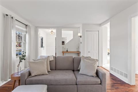 Elegant 4BR Tudor Retreat Spacious, Peaceful! House in Bolingbrook