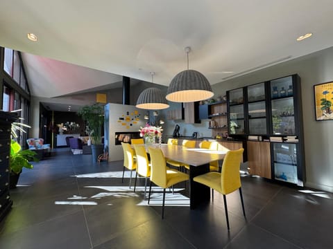 Kitchen or kitchenette, Living room, Banquet/Function facilities, Seating area, Dining area