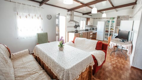Communal lounge/ TV room, TV and multimedia, Living room, Seating area, Dining area, Communal kitchen, stove