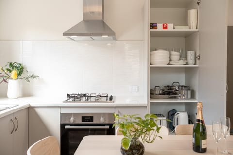 Coffee/tea facilities, Kitchen or kitchenette, Dining area, stove, toaster