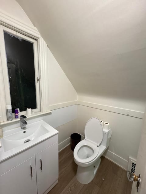 Airport Family Rooms- 10 Min to YVR, Free Parking & High Speed Wi-Fi Vacation rental in Vancouver