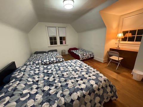 Airport Family Rooms- 10 Min to YVR, Free Parking & High Speed Wi-Fi Vacation rental in Vancouver