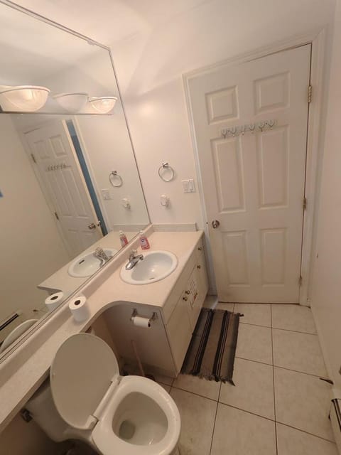 Vancouver Budget Rooms- YVR 11 Min, Downtown 15 Min, Free Parking Vacation rental in Vancouver