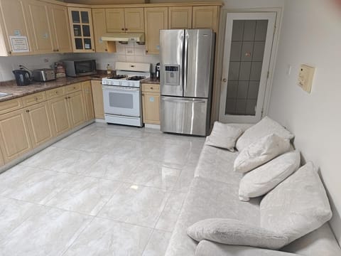 Vancouver Budget Rooms- YVR 11 Min, Downtown 15 Min, Free Parking Vacation rental in Vancouver