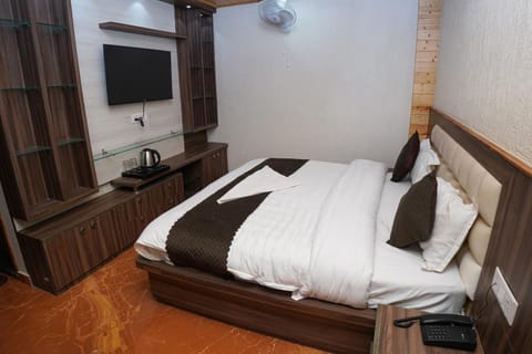 Bed, TV and multimedia, Photo of the whole room
