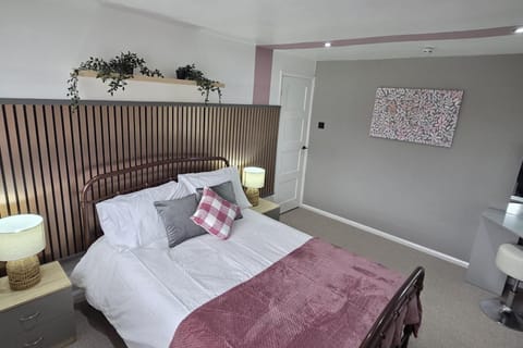 Bed, Living room, Photo of the whole room, Decorative detail, Seating area