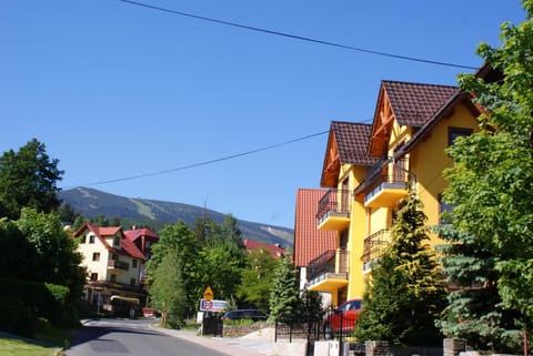 Property building, Neighbourhood, Landmark view, Mountain view, Street view