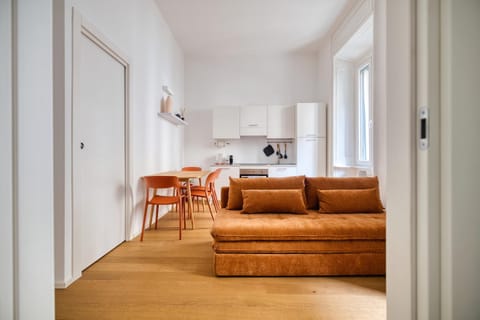 Kitchen or kitchenette, Living room, Seating area, Dining area