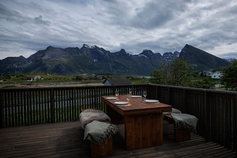 View (from property/room), Balcony/Terrace, Dining area, Mountain view