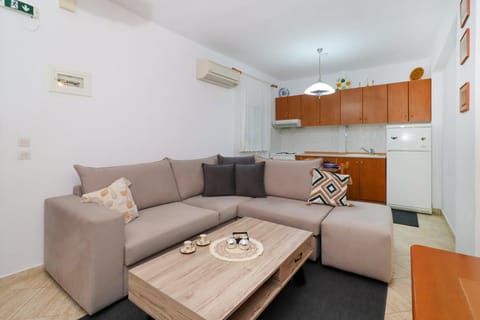 Kitchen or kitchenette, Living room, Seating area, Dining area, air conditioner