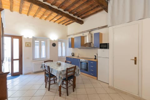 Kitchen or kitchenette, Dining area, oven, stove