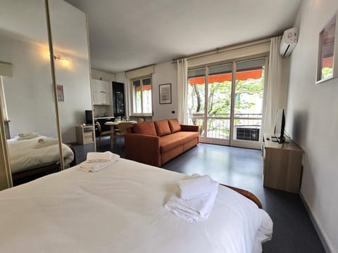 Bed, TV and multimedia, internet, wardrobe