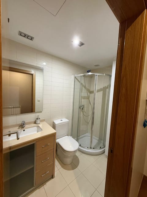 Shower, Toilet, towels