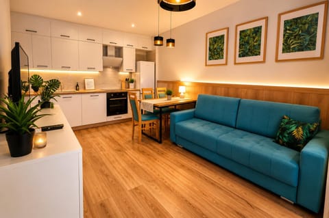 Kitchen or kitchenette, Seating area, Dining area, oven, stove