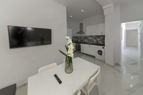TV and multimedia, Kitchen or kitchenette, Dining area, minibar