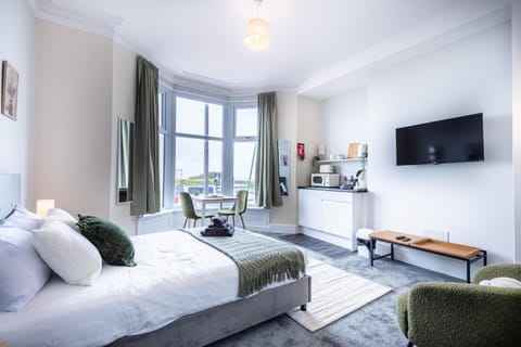Bed, TV and multimedia, Coffee/tea facilities, Seating area