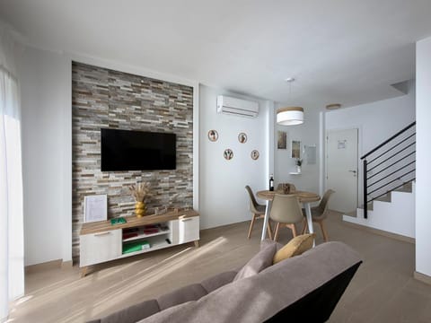 TV and multimedia, Living room, Seating area, Dining area