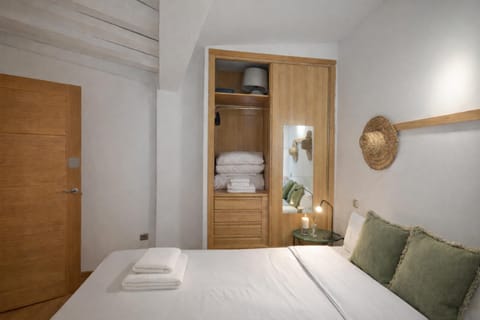 Bed, Photo of the whole room, wardrobe