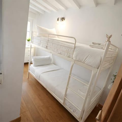 Bed, Photo of the whole room, Bedroom, bunk bed, towels