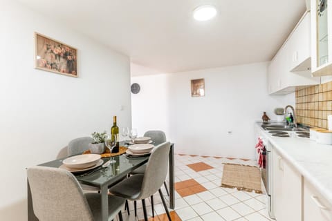 Kitchen or kitchenette, Seating area, Dining area, stove