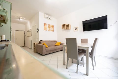 Communal lounge/ TV room, TV and multimedia, Living room, Seating area, Dining area, air conditioner
