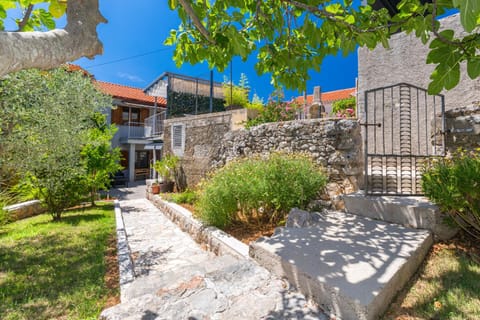 Property building, Day, Garden, Garden, Garden view