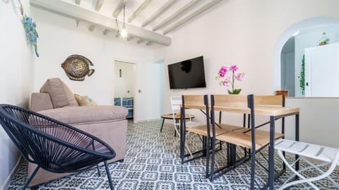 TV and multimedia, Seating area, Dining area