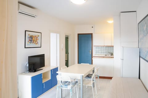 Kitchen or kitchenette, Living room, kitchen