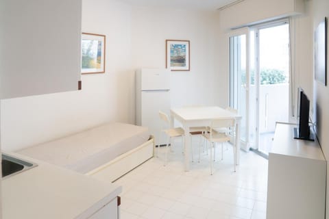 TV and multimedia, View (from property/room), Living room, Photo of the whole room, Dining area, Garden view, Street view, Lunch, Inner courtyard view, stove