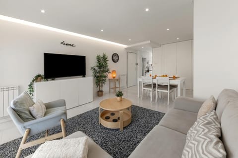 TV and multimedia, Living room, Seating area, Dining area