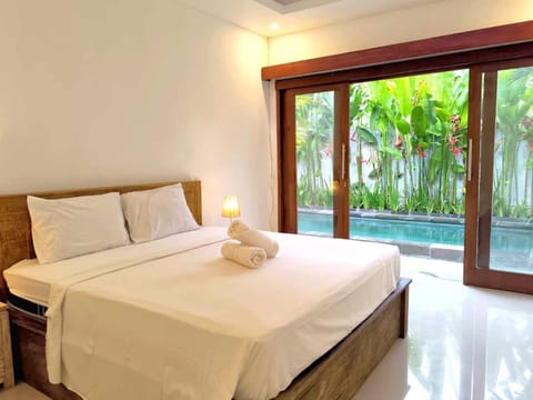 Bedroom, Pool view