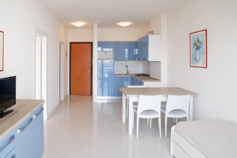 TV and multimedia, Kitchen or kitchenette, Dining area, Lunch, kitchen