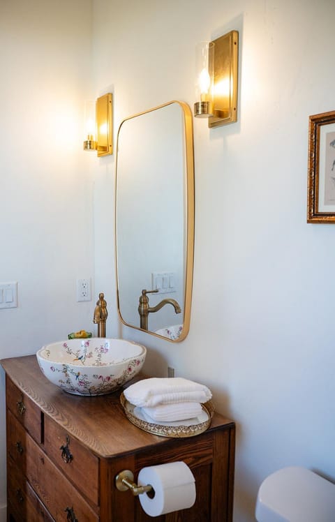 The Old Crowe Inn Bed and Breakfast Bed and Breakfast in Fruita