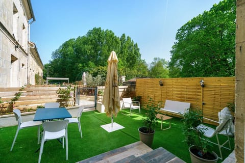 Property building, Balcony/Terrace, Living room