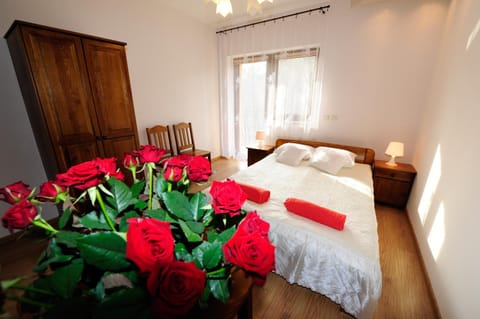 Bed, Balcony/Terrace, Photo of the whole room, Bedroom, Garden view, towels, wardrobe