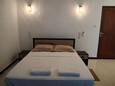 Bed, towels