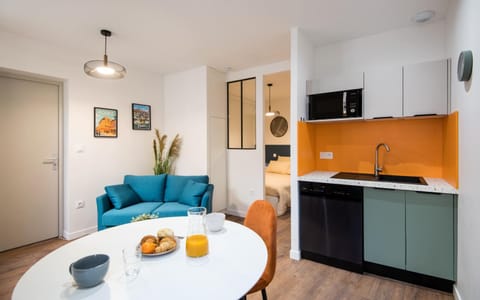 Kitchen or kitchenette, Living room, Seating area, Dining area, stove