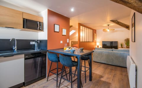TV and multimedia, Kitchen or kitchenette, Living room, Dining area, oven, stove