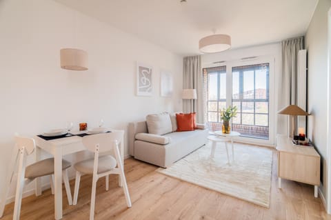 Bed, Living room, Photo of the whole room, Seating area