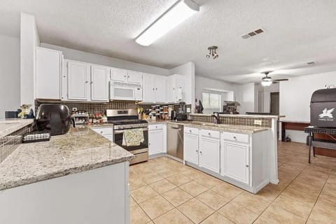 XL house close to UNT TWU fast drive to DFW AT&T Apartment in Lake Lewisville