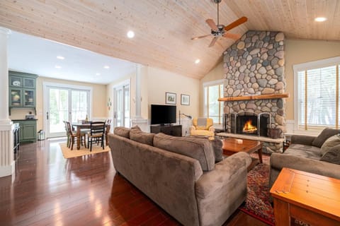 Pine Trace Escape in Glen Arbor House in Glen Arbor