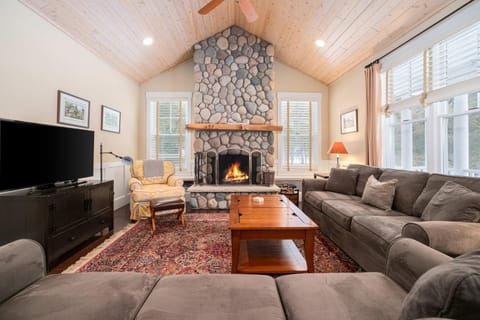 Pine Trace Escape in Glen Arbor House in Glen Arbor