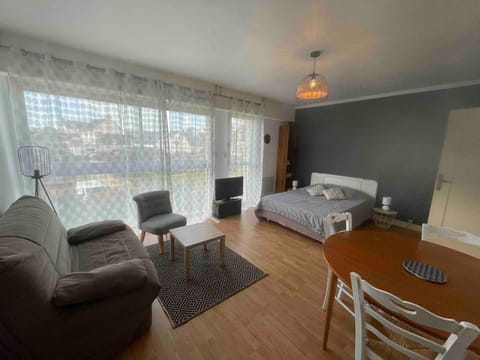 Bed, TV and multimedia, Photo of the whole room, Seating area