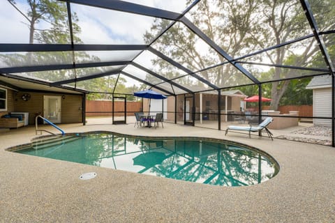 2 Mi to Madeira Beach Quiet Casita with Shared Pool House in Bay Pines