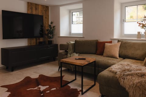 TV and multimedia, Living room, Seating area, Evening entertainment