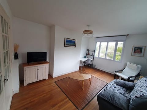 TV and multimedia, Living room, Seating area, Bedroom