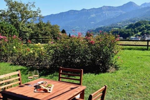 Day, Natural landscape, Garden, Food and drinks, Dining area, Food, Garden view, Mountain view